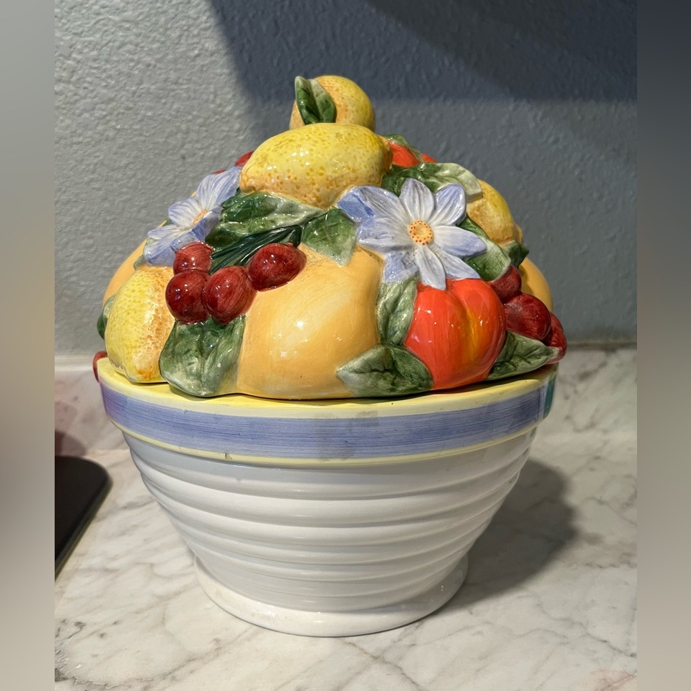 CIC‎ RARE Vintage ceramic Fruit Basket
Centerpiece